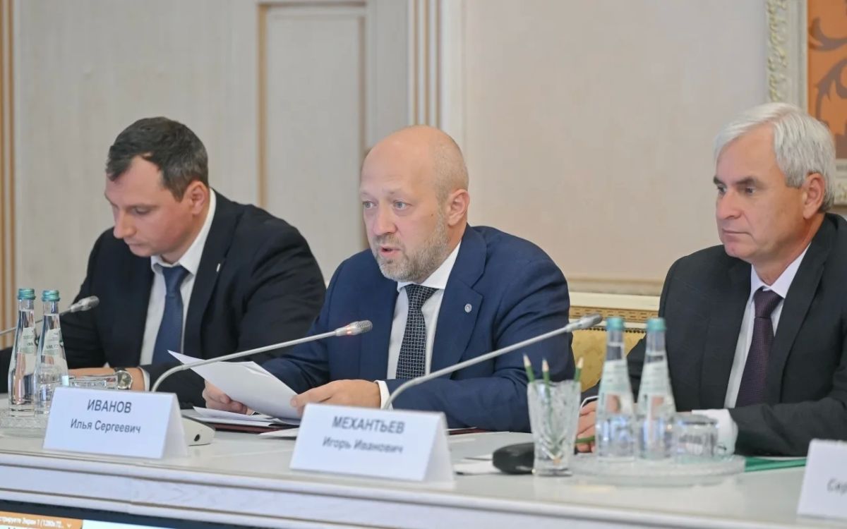 Губернатор Воронежской области Александр Гусев провел оперативное совещание, на котором обсудили готовность к предстоящим выборам депутатов Госдумы РФ и представителей в местные органы власти Губернатор Воронежской области Александр Гусев провел оперативное совещание, на котором обсудили готовность к предстоящим выборам депутатов Госдумы РФ и представителей в местные органы власти