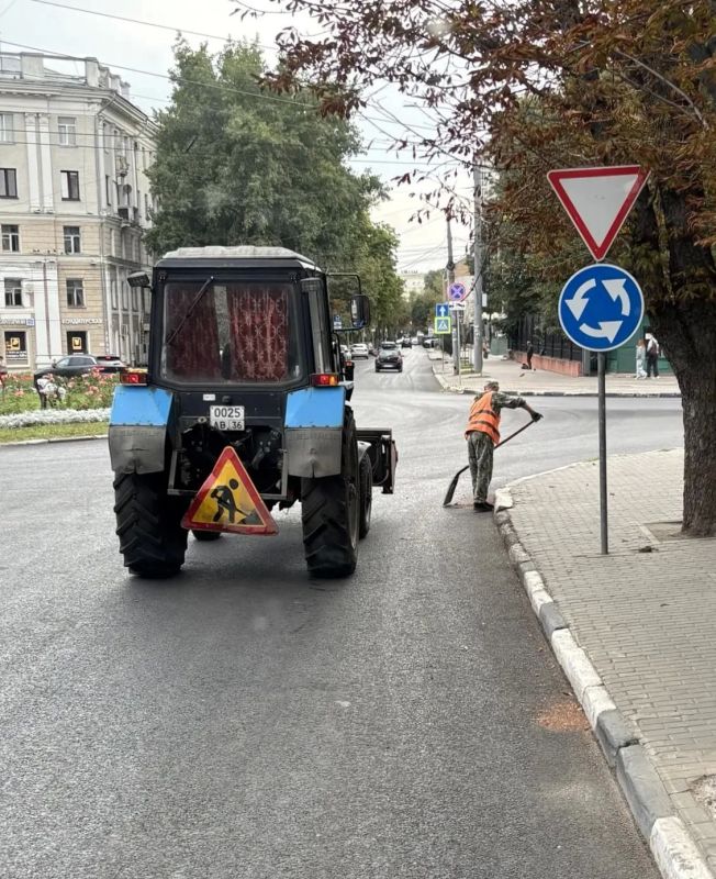 #уборка_Воронежа. Районные комбинаты благоустройства выполняют ежедневную уборку города #уборка_Воронежа. Районные комбинаты благоустройства выполняют ежедневную уборку города