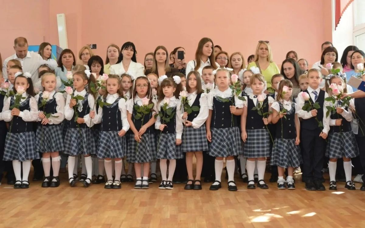 В Воронеже гостями линейки в День знаний в школе №8 стали глава управы Коминтерновского района Виталий Поздняков и руководитель фракции «Единой России» в городской Думе Юлия Попова В Воронеже гостями линейки в День знаний в школе №8 стали глава управы Коминтерновского района Виталий Поздняков и руководитель фракции «Единой России» в городской Думе Юлия Попова