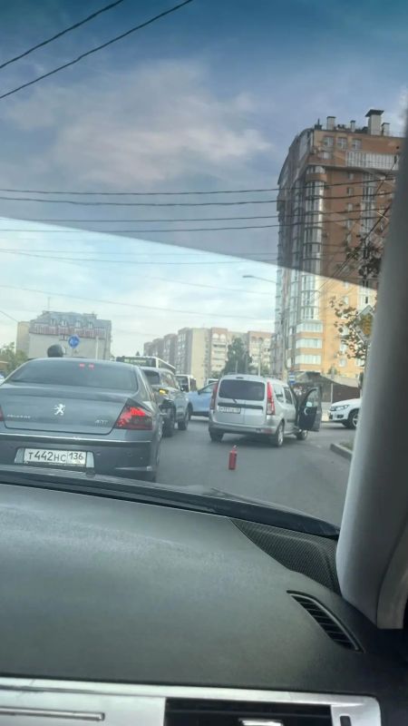 Читатели сообщают о пробке на ул. Краснознамённой. Там произошла авария Читатели сообщают о пробке на ул. Краснознамённой. Там произошла авария