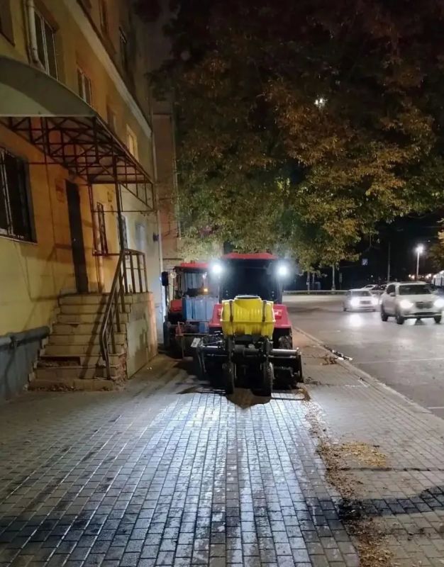 #уборка_Воронежа. Районные комбинаты благоустройства выполняют ежедневную уборку города #уборка_Воронежа. Районные комбинаты благоустройства выполняют ежедневную уборку города