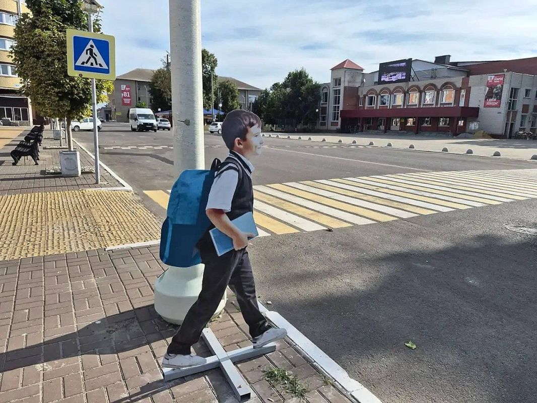 В Бобровском районе впервые установлены ростовые макеты школьников у пешеходных переходов В Бобровском районе впервые установлены ростовые макеты школьников у пешеходных переходов