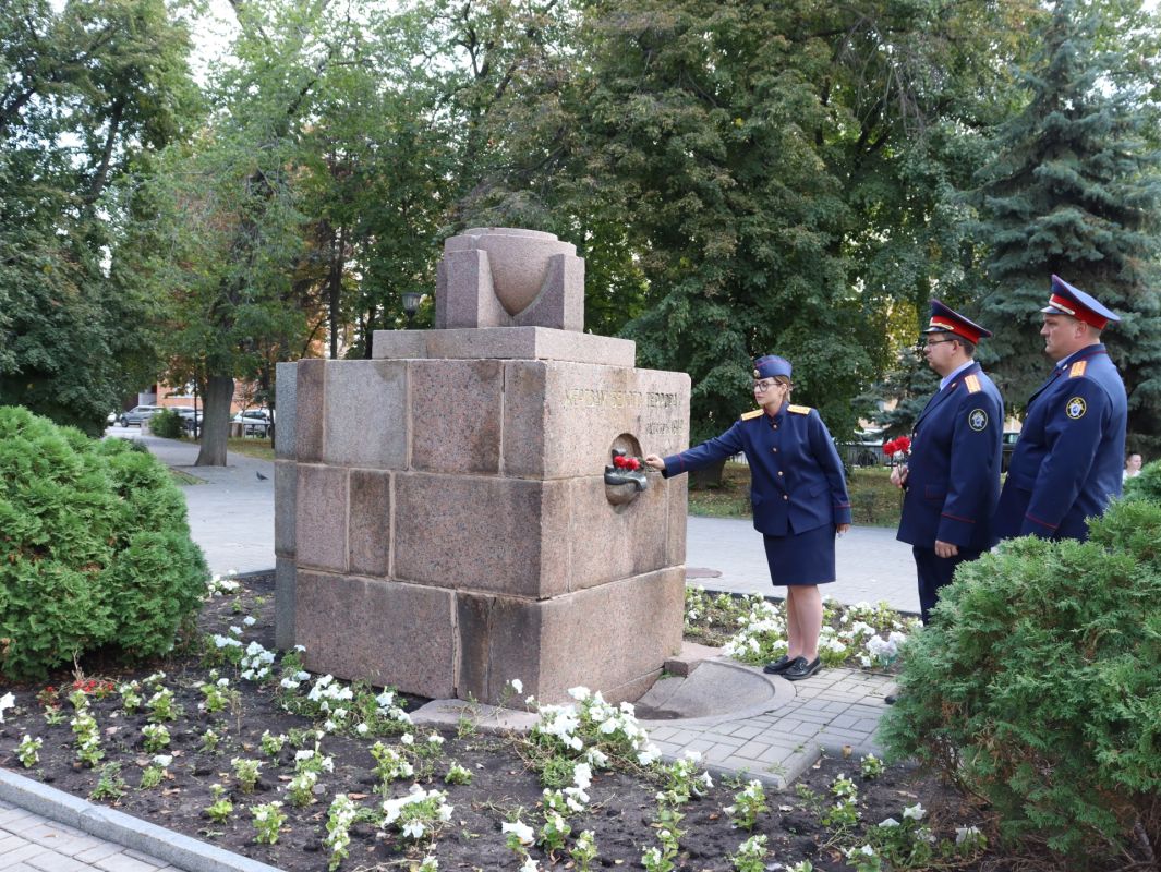 В Воронеже сотрудники регионального следственного управления СК России почтили память жертв терактов В Воронеже сотрудники регионального следственного управления СК России почтили память жертв терактов