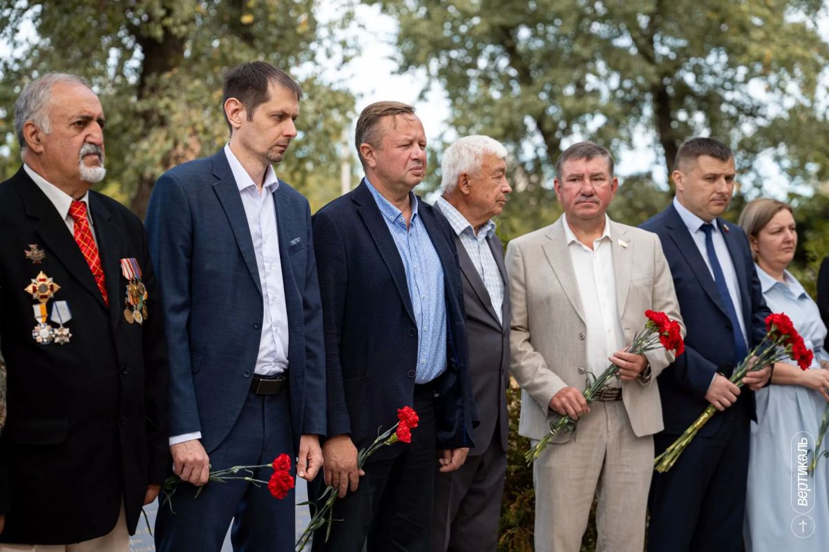 Воронеж помнит.. Сегодня, в День солидарности в борьбе с терроризмом, в парке «Патриотов» Левобережного района Воронежа состоялась церемония возложения цветов к монументу бойцам спецподразделений и сотрудникам органов... Воронеж помнит.. Сегодня, в День солидарности в борьбе с терроризмом, в парке «Патриотов» Левобережного района Воронежа состоялась церемония возложения цветов к монументу бойцам спецподразделений и сотрудникам органов...