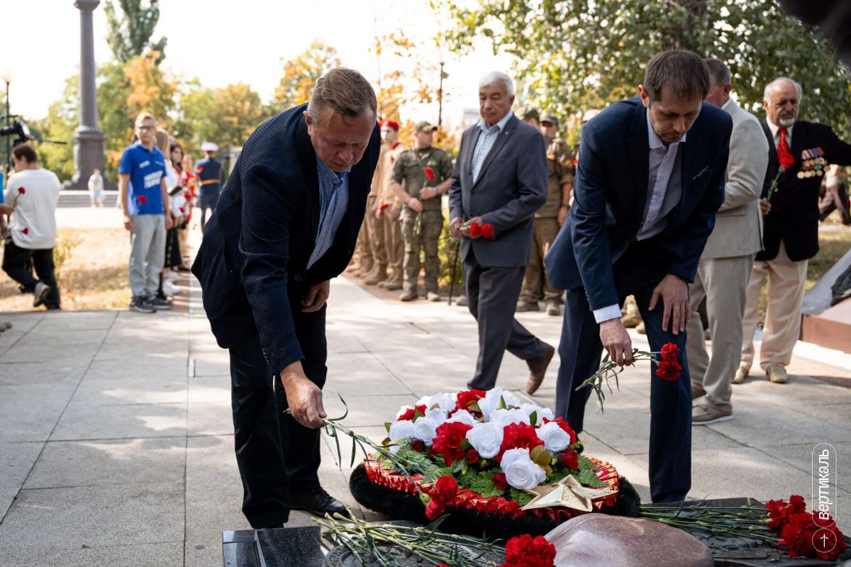 Воронеж помнит.. Сегодня, в День солидарности в борьбе с терроризмом, в парке «Патриотов» Левобережного района Воронежа состоялась церемония возложения цветов к монументу бойцам спецподразделений и сотрудникам органов... Воронеж помнит.. Сегодня, в День солидарности в борьбе с терроризмом, в парке «Патриотов» Левобережного района Воронежа состоялась церемония возложения цветов к монументу бойцам спецподразделений и сотрудникам органов...