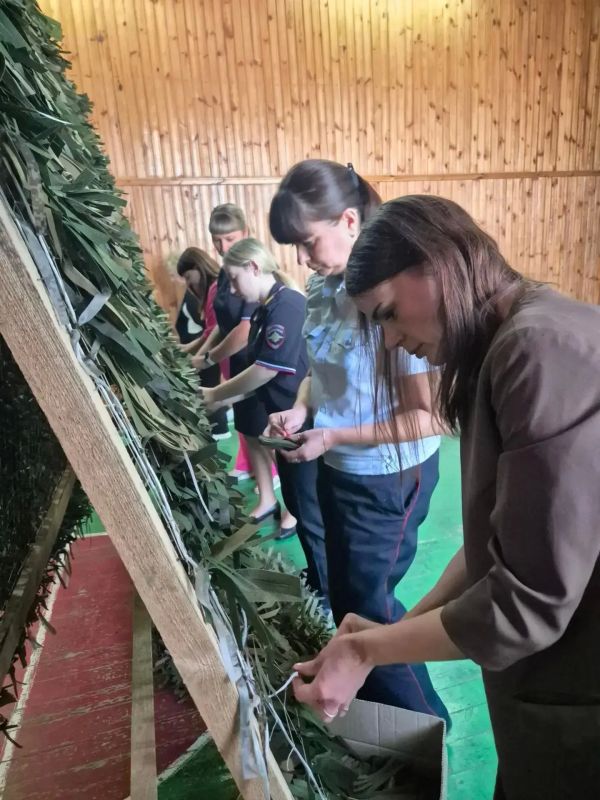Забота и мастерство: в Борисоглебске сотрудницы полиции присоединились к плетению маскировочных сетей для военнослужащих Забота и мастерство: в Борисоглебске сотрудницы полиции присоединились к плетению маскировочных сетей для военнослужащих