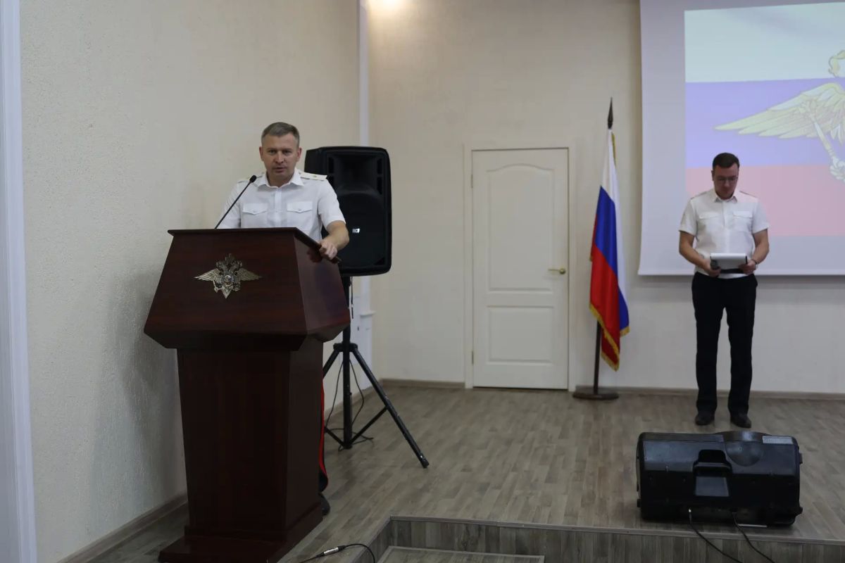 Генерал Петрушин поздравил сотрудников Центра по противодействию экстремизму с профессиональным праздником Генерал Петрушин поздравил сотрудников Центра по противодействию экстремизму с профессиональным праздником