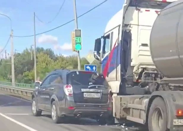 Бензовоз врезался в иномарку на трассе неподалёку от посёлка Анна