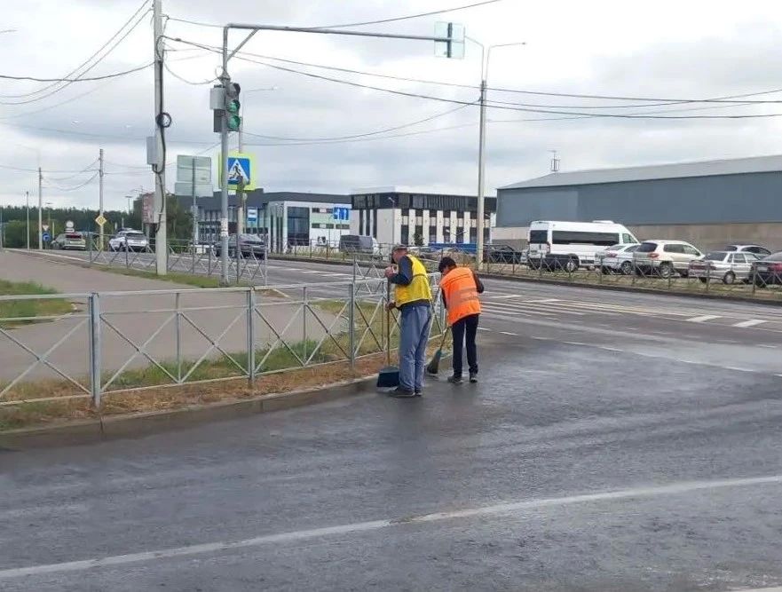 #уборка_Воронежа. Коммунальные службы продолжают уборку города Сотрудники комбинатов благоустройства — как механизированным способом, так и вручную — подметают проезжую часть и тротуары, собирают опавшую листву и мусор... #уборка_Воронежа. Коммунальные службы продолжают уборку города Сотрудники комбинатов благоустройства — как механизированным способом, так и вручную — подметают проезжую часть и тротуары, собирают опавшую листву и мусор...