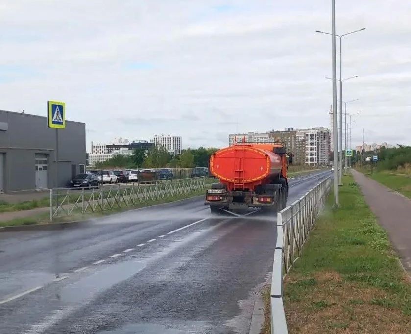 #уборка_Воронежа. Коммунальные службы продолжают уборку города Сотрудники комбинатов благоустройства — как механизированным способом, так и вручную — подметают проезжую часть и тротуары, собирают опавшую листву и мусор... #уборка_Воронежа. Коммунальные службы продолжают уборку города Сотрудники комбинатов благоустройства — как механизированным способом, так и вручную — подметают проезжую часть и тротуары, собирают опавшую листву и мусор...