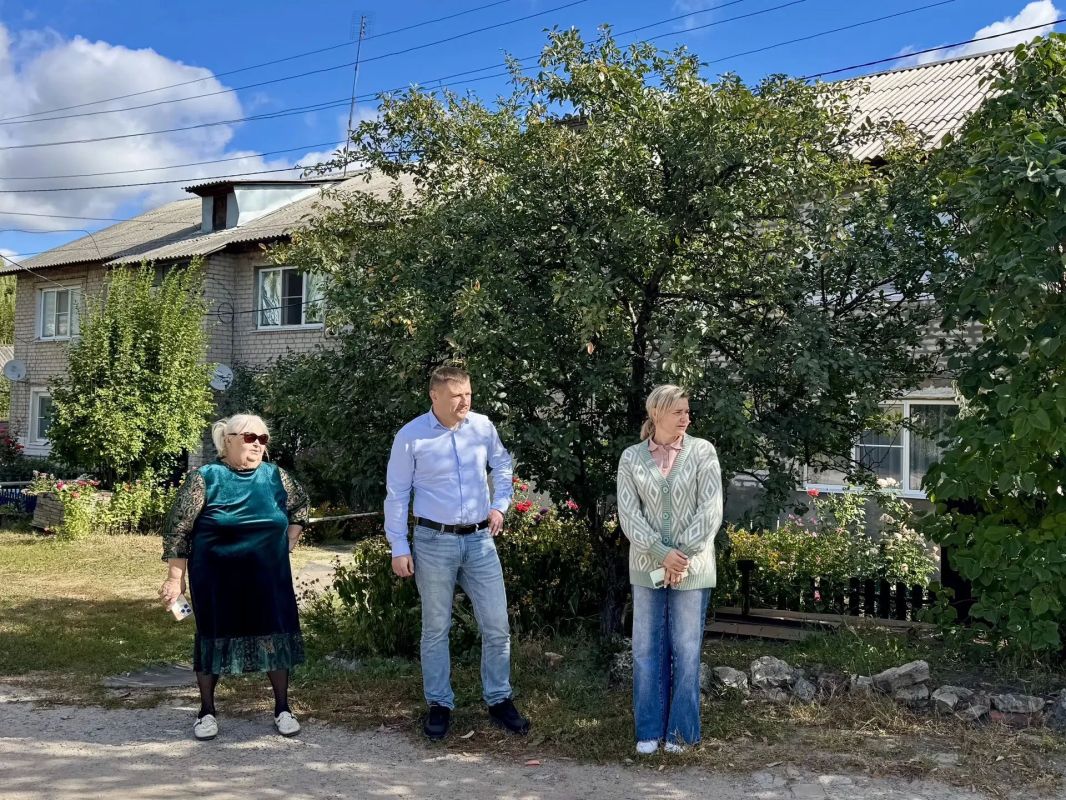 С учетом того, как остро стоит вопрос с состоянием улиц в частном секторе, депутат Воронежской городской Думы Александр Чуфинев с управой Левобережного района начали отсыпку дорог асфальтовым срезом С учетом того, как остро стоит вопрос с состоянием улиц в частном секторе, депутат Воронежской городской Думы Александр Чуфинев с управой Левобережного района начали отсыпку дорог асфальтовым срезом