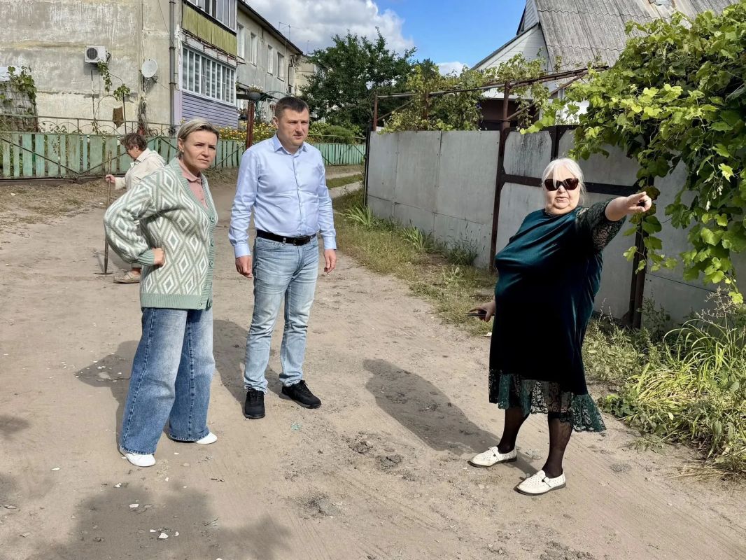С учетом того, как остро стоит вопрос с состоянием улиц в частном секторе, депутат Воронежской городской Думы Александр Чуфинев с управой Левобережного района начали отсыпку дорог асфальтовым срезом С учетом того, как остро стоит вопрос с состоянием улиц в частном секторе, депутат Воронежской городской Думы Александр Чуфинев с управой Левобережного района начали отсыпку дорог асфальтовым срезом