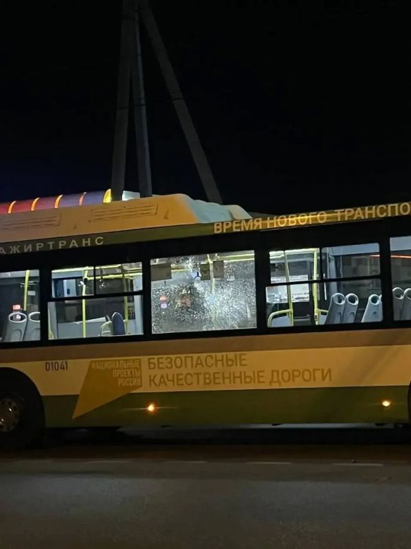 Подростки закидали камнями автобус №49
