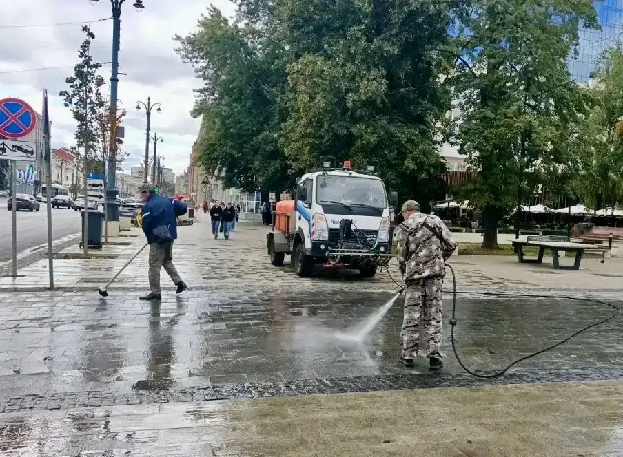 Продолжаем готовить главную улицу ко Дню города Продолжаем готовить главную улицу ко Дню города