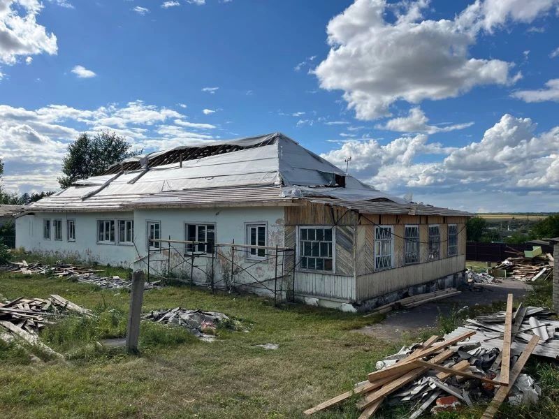 В посёлке Орлов Лог под Воронежем брошенный детсад разрушается под открытым небом