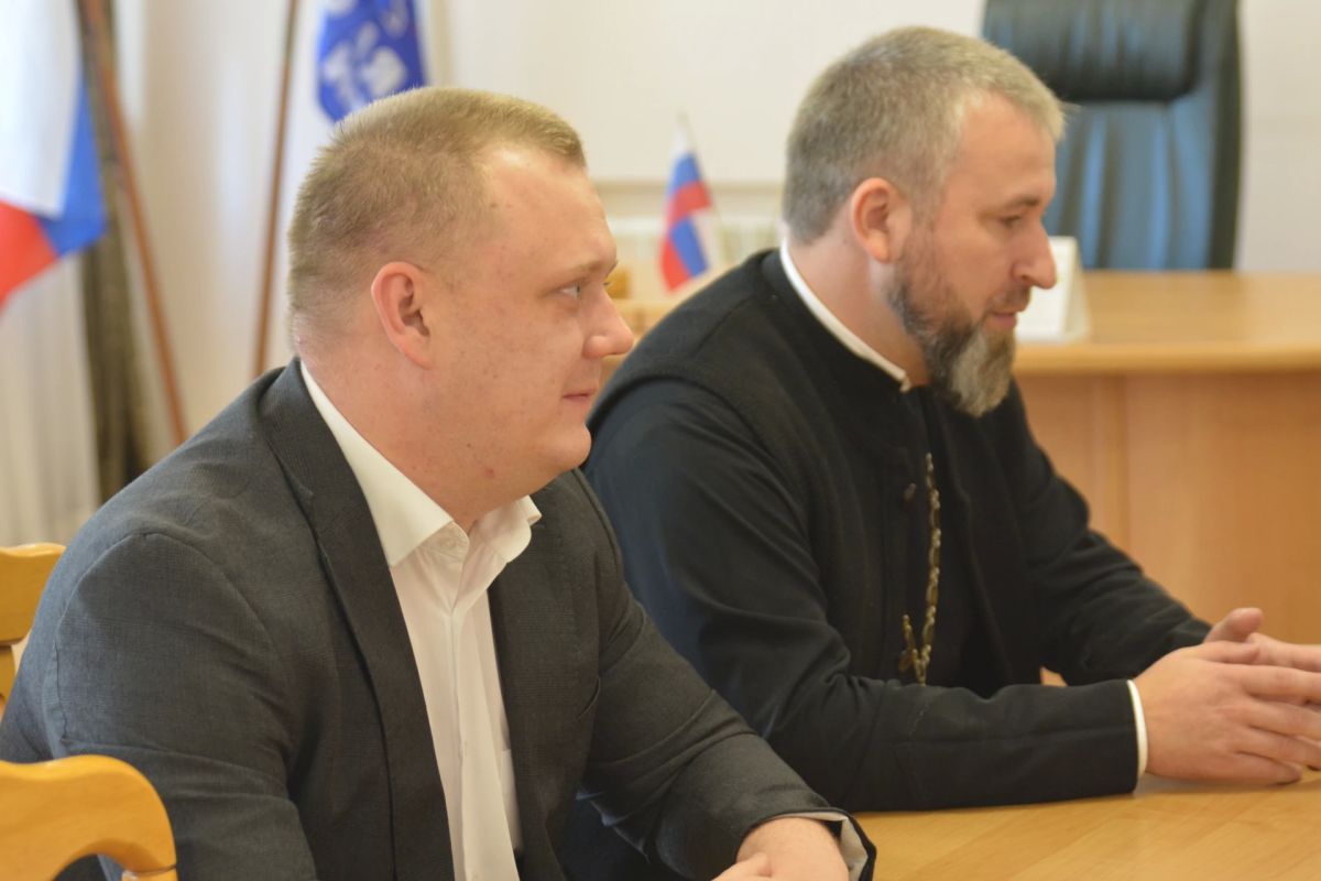 Духовная помощь. Руководитель фракции «Единая Россия» в городской Думе Юлия Попова встретилась с настоятелем храма во имя святого великомученика Георгия Победоносца иереем Алексием Завгородним Духовная помощь. Руководитель фракции «Единая Россия» в городской Думе Юлия Попова встретилась с настоятелем храма во имя святого великомученика Георгия Победоносца иереем Алексием Завгородним