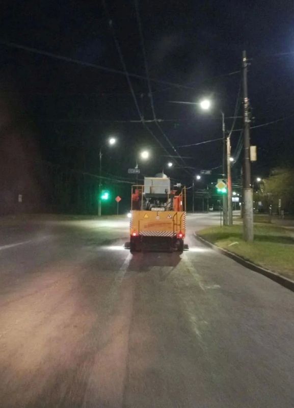 Районные комбинаты благоустройства продолжают трудиться на улицах города Районные комбинаты благоустройства продолжают трудиться на улицах города