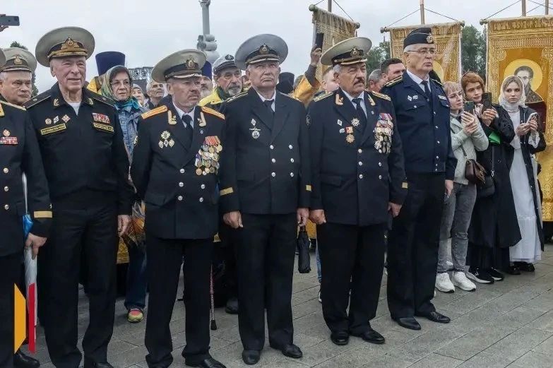 На Адмиралтейской площади открыли памятник адмиралу Федору Ушакову На Адмиралтейской площади открыли памятник адмиралу Федору Ушакову