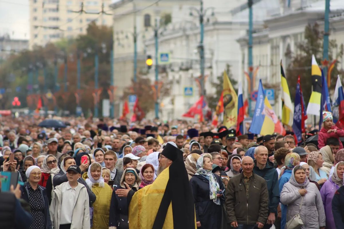 Тысячи воронежцев прошли крестным ходом 13 сентября Тысячи воронежцев прошли крестным ходом 13 сентября