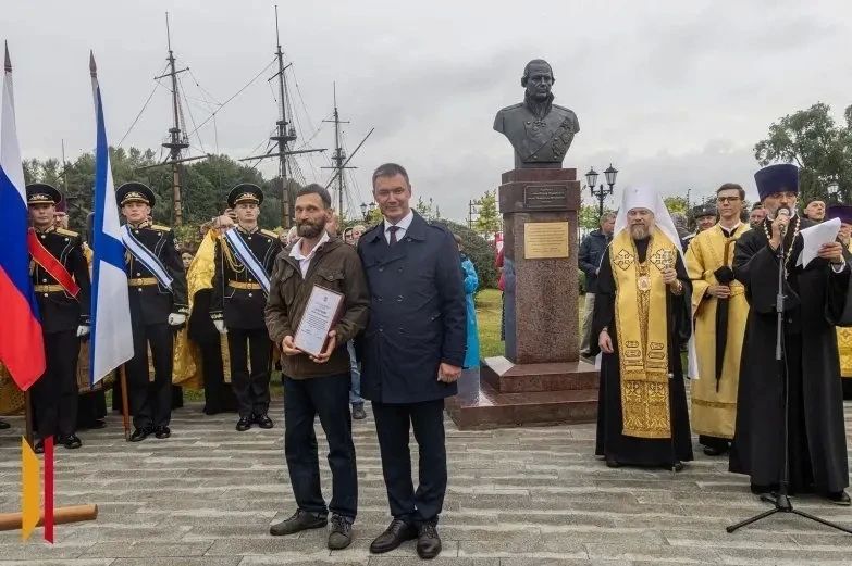 На Адмиралтейской площади открыли памятник адмиралу Федору Ушакову На Адмиралтейской площади открыли памятник адмиралу Федору Ушакову