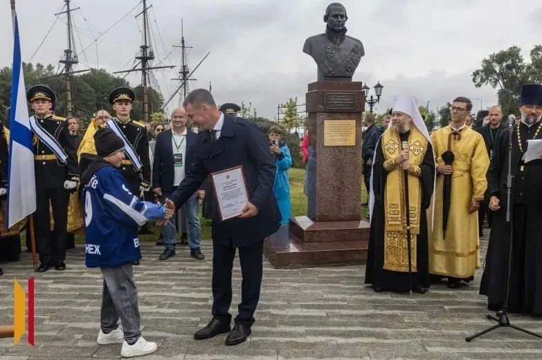 На Адмиралтейской площади открыли памятник адмиралу Федору Ушакову На Адмиралтейской площади открыли памятник адмиралу Федору Ушакову