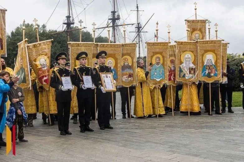 На Адмиралтейской площади открыли памятник адмиралу Федору Ушакову На Адмиралтейской площади открыли памятник адмиралу Федору Ушакову