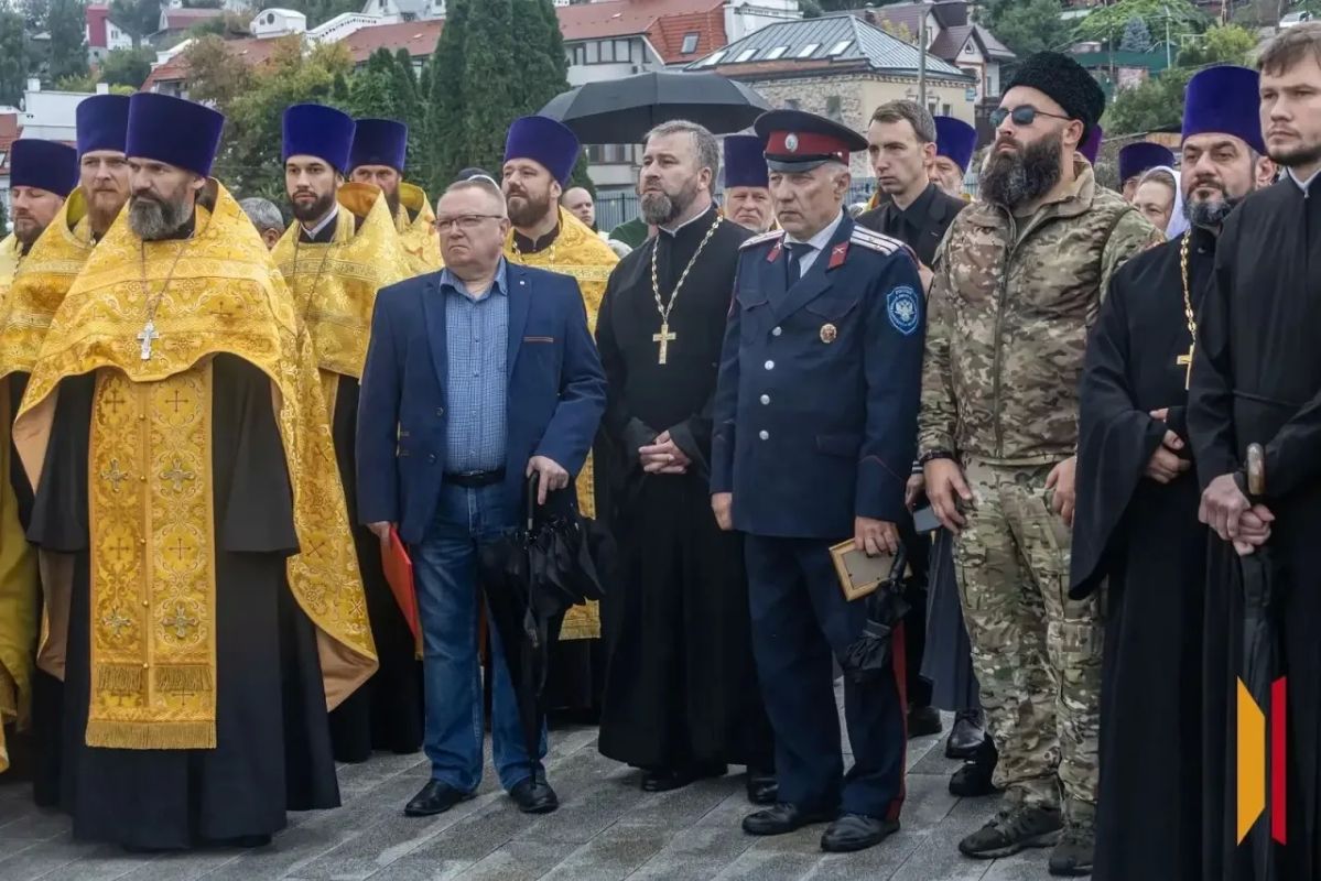 На Адмиралтейской площади открыли памятник адмиралу Федору Ушакову На Адмиралтейской площади открыли памятник адмиралу Федору Ушакову