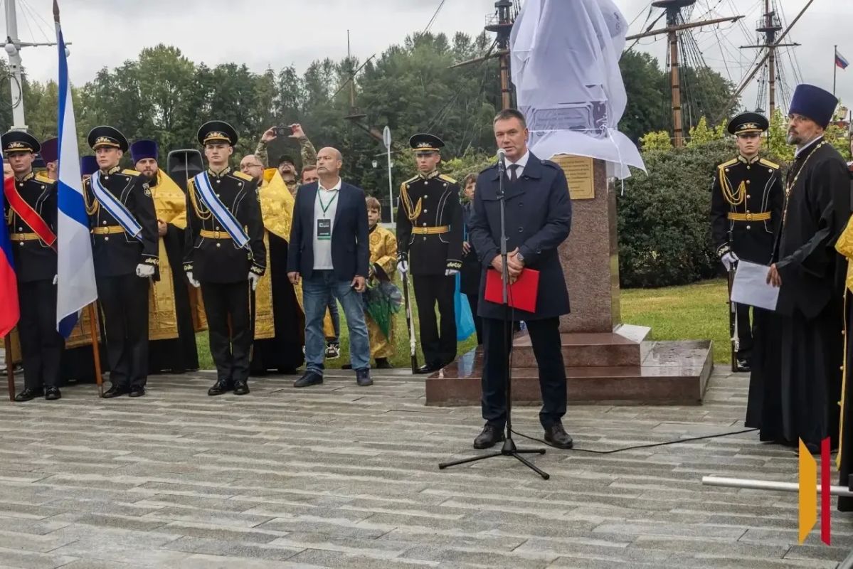 На Адмиралтейской площади открыли памятник адмиралу Федору Ушакову На Адмиралтейской площади открыли памятник адмиралу Федору Ушакову
