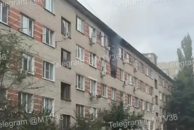 Росгвардейцы помогли спасателям вывести 17 человек из горящего общежития в Воронеже