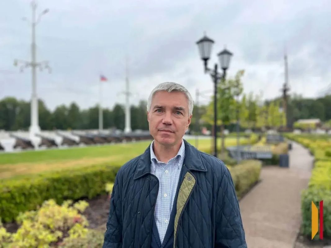 На Адмиралтейской площади открыли памятник адмиралу Федору Ушакову На Адмиралтейской площади открыли памятник адмиралу Федору Ушакову