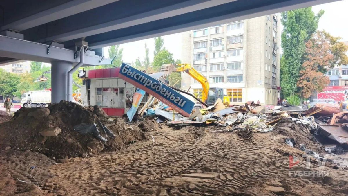От спорного киоска на Остужевской развязке в Воронеже остались одни руины От спорного киоска на Остужевской развязке в Воронеже остались одни руины