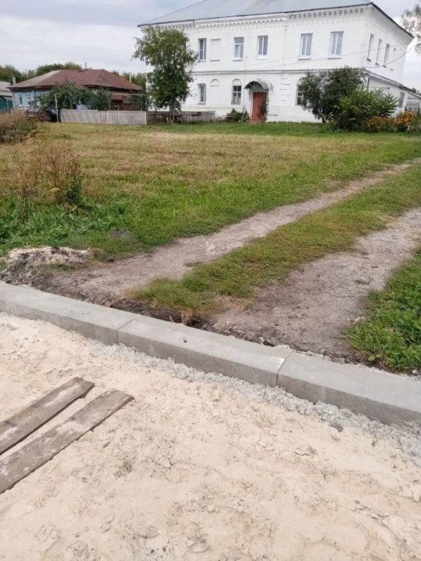 Полосу препятствий вместо удобного тротуара получили жители Воронежской области Полосу препятствий вместо удобного тротуара получили жители Воронежской области
