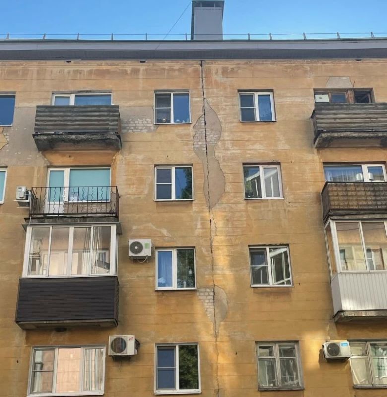 «Едва не покалечило бабушку»: штукатурка «кирпичами» осыпается с дома в центре Воронежа «Едва не покалечило бабушку»: штукатурка «кирпичами» осыпается с дома в центре Воронежа