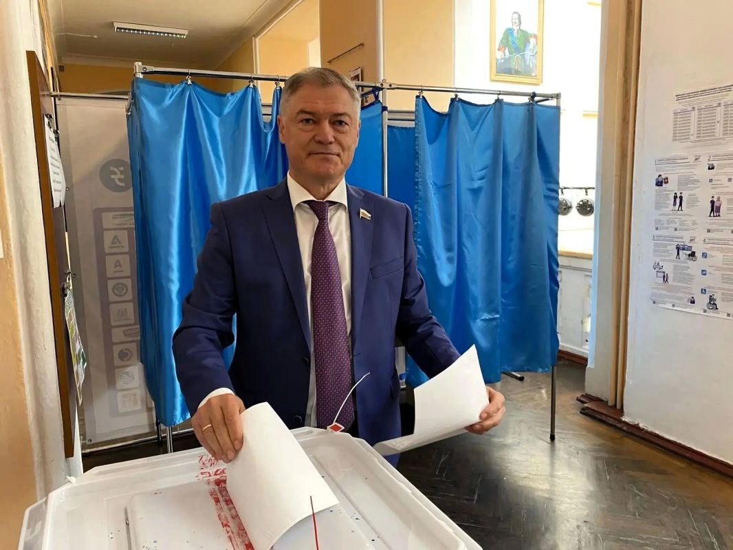 Председатель и депутаты Воронежской областной Думы проголосовали на выборах депутатов Госдумы Председатель и депутаты Воронежской областной Думы проголосовали на выборах депутатов Госдумы