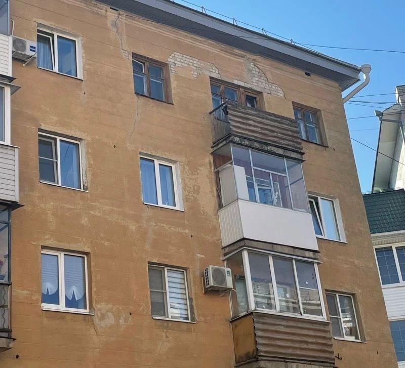 «Едва не покалечило бабушку»: штукатурка «кирпичами» осыпается с дома в центре Воронежа «Едва не покалечило бабушку»: штукатурка «кирпичами» осыпается с дома в центре Воронежа