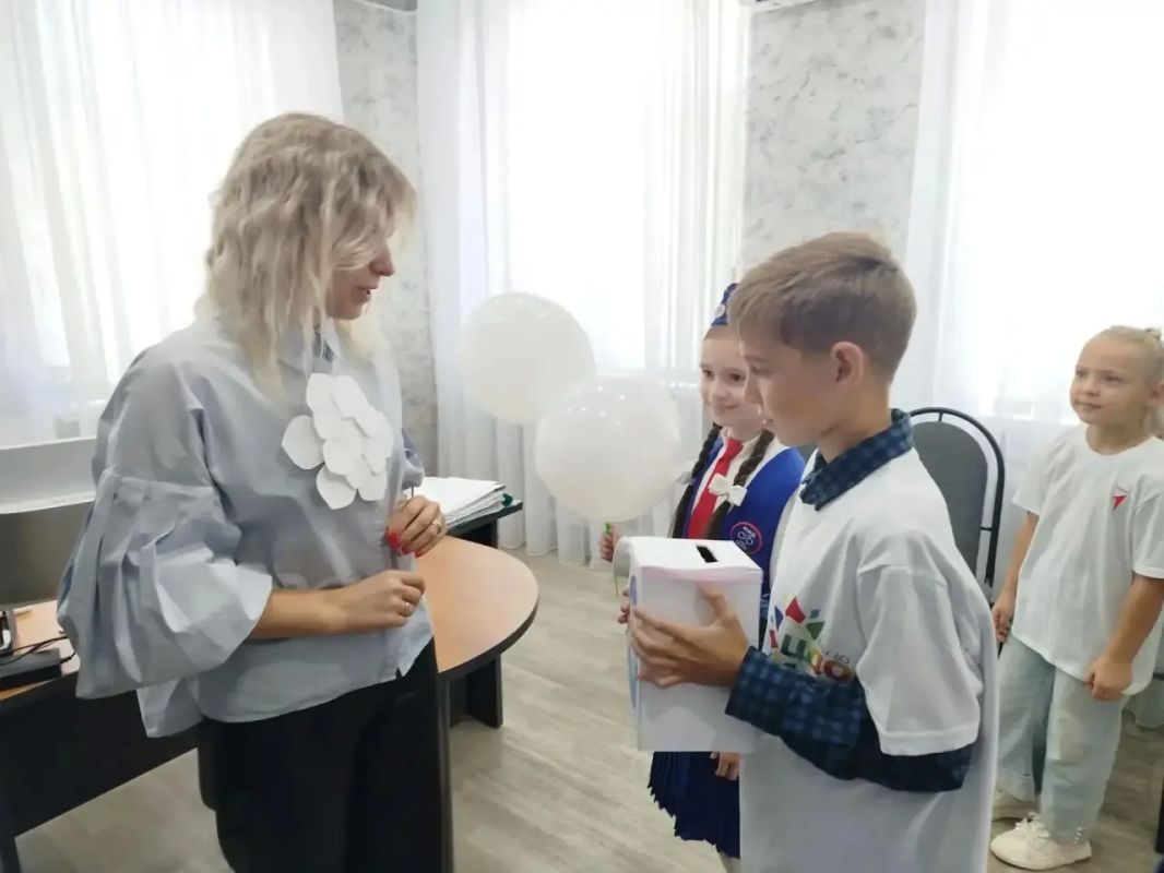 Белые цветы — символ надежды: ЮИДовцы Павловска подарили чудо детям Белые цветы — символ надежды: ЮИДовцы Павловска подарили чудо детям
