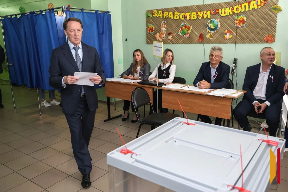 Вице-спикер Госдумы Алексей Гордеев принял участие в голосовании на избирательном участке в Воронеже Вице-спикер Госдумы Алексей Гордеев принял участие в голосовании на избирательном участке в Воронеже
