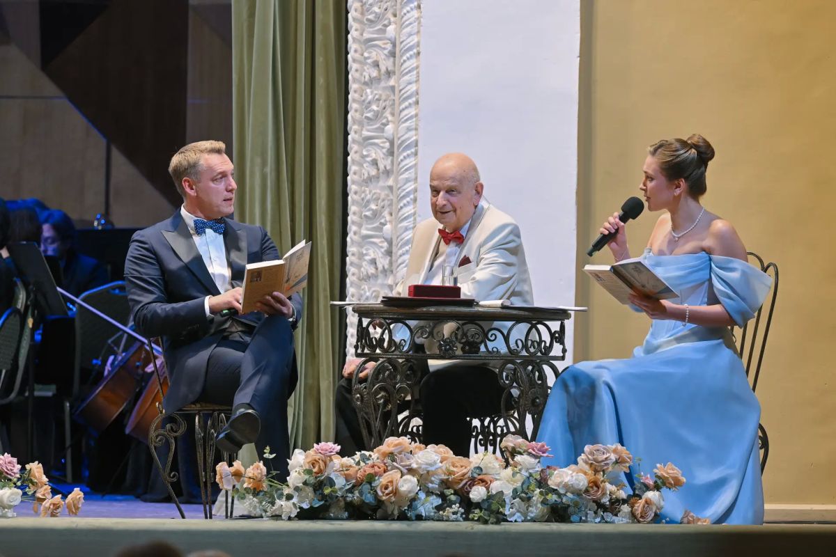 Губернатор – Брониславу Табачникову: «Вы камертон вкуса и интеллигентности» Губернатор – Брониславу Табачникову: «Вы камертон вкуса и интеллигентности»