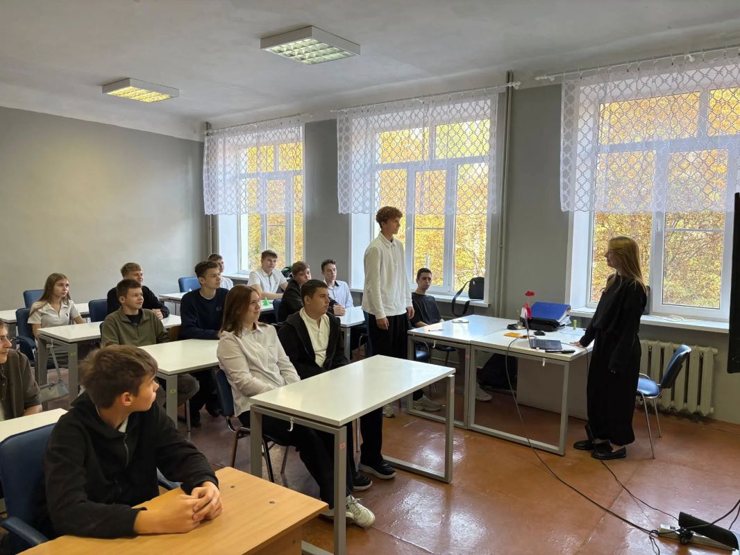В колледжах и техникумах региона начали понедельник с бесед о подвигах и технологиях В колледжах и техникумах региона начали понедельник с бесед о подвигах и технологиях