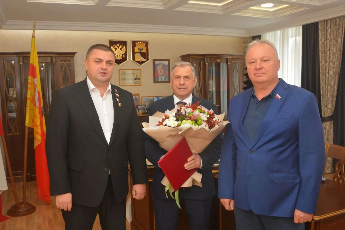Председатель Воронежской городской Думы, Герой России Андрей Дьяченко поздравил с 80-летним юбилеем Героя Труда Российской Федерации Анатолия Семеновича Свиридова Председатель Воронежской городской Думы, Герой России Андрей Дьяченко поздравил с 80-летним юбилеем Героя Труда Российской Федерации Анатолия Семеновича Свиридова
