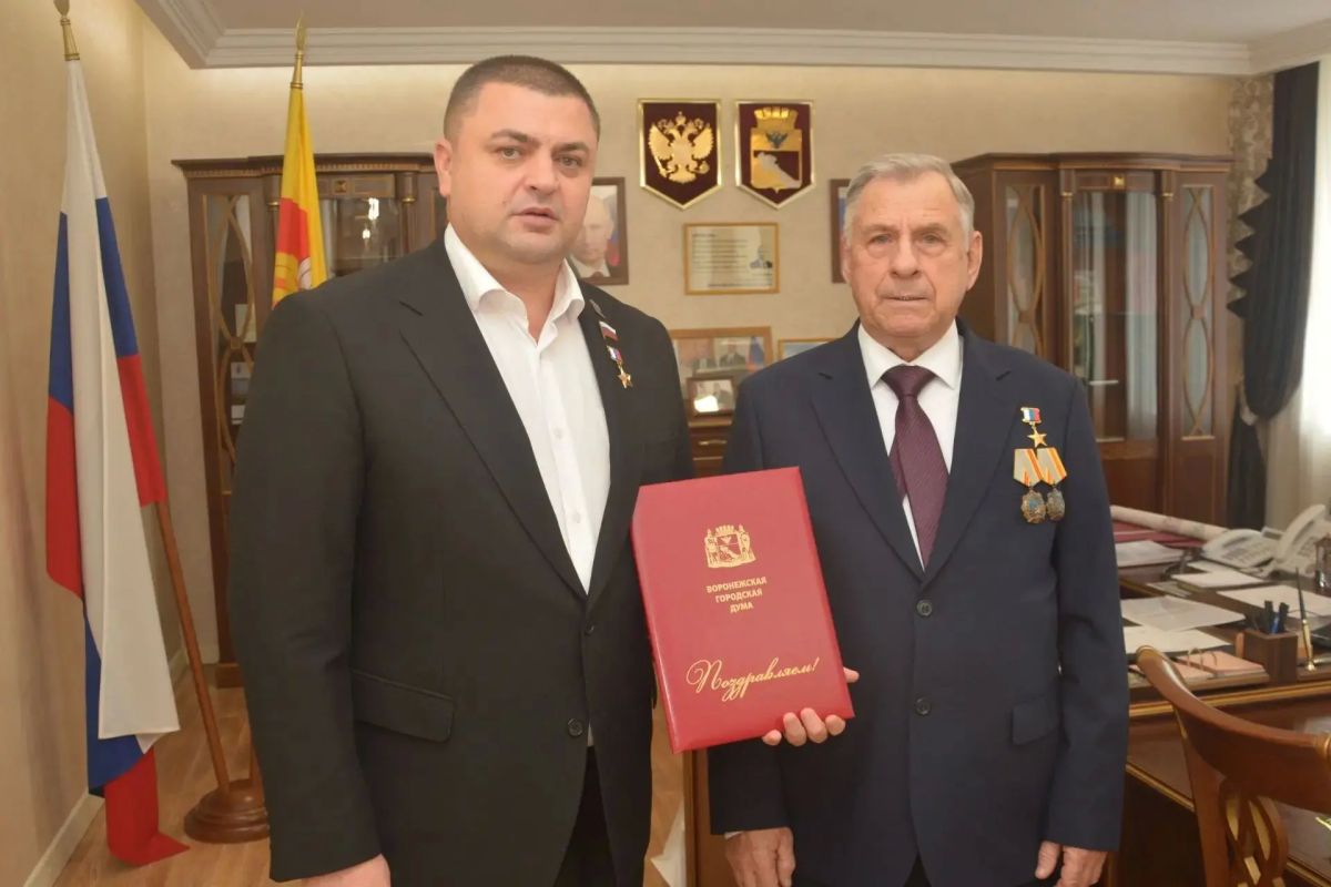 Председатель Воронежской городской Думы, Герой России Андрей Дьяченко поздравил с 80-летним юбилеем Героя Труда Российской Федерации Анатолия Семеновича Свиридова Председатель Воронежской городской Думы, Герой России Андрей Дьяченко поздравил с 80-летним юбилеем Героя Труда Российской Федерации Анатолия Семеновича Свиридова