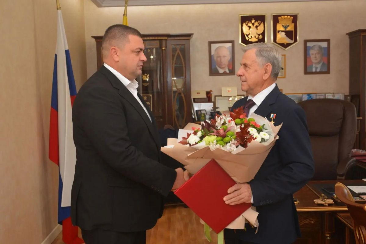 Председатель Воронежской городской Думы, Герой России Андрей Дьяченко поздравил с 80-летним юбилеем Героя Труда Российской Федерации Анатолия Семеновича Свиридова Председатель Воронежской городской Думы, Герой России Андрей Дьяченко поздравил с 80-летним юбилеем Героя Труда Российской Федерации Анатолия Семеновича Свиридова