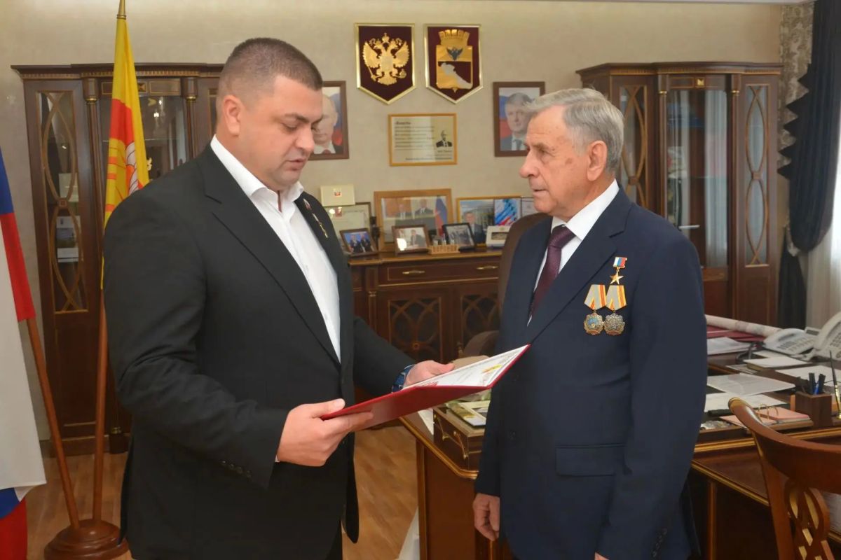 Председатель Воронежской городской Думы, Герой России Андрей Дьяченко поздравил с 80-летним юбилеем Героя Труда Российской Федерации Анатолия Семеновича Свиридова Председатель Воронежской городской Думы, Герой России Андрей Дьяченко поздравил с 80-летним юбилеем Героя Труда Российской Федерации Анатолия Семеновича Свиридова