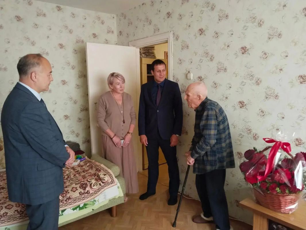 Министр по развитию муниципальных образований Воронежской области поздравил ветерана с Днем рождения! Министр по развитию муниципальных образований Воронежской области поздравил ветерана с Днем рождения!