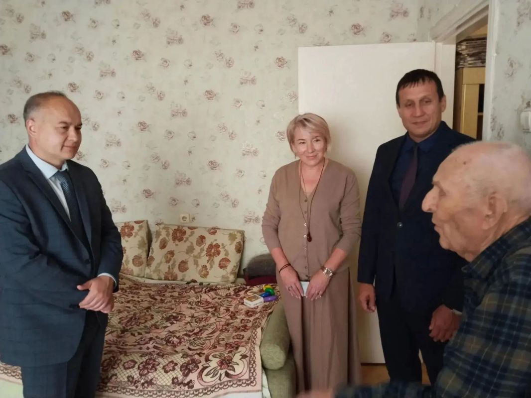 Министр по развитию муниципальных образований Воронежской области поздравил ветерана с Днем рождения! Министр по развитию муниципальных образований Воронежской области поздравил ветерана с Днем рождения!