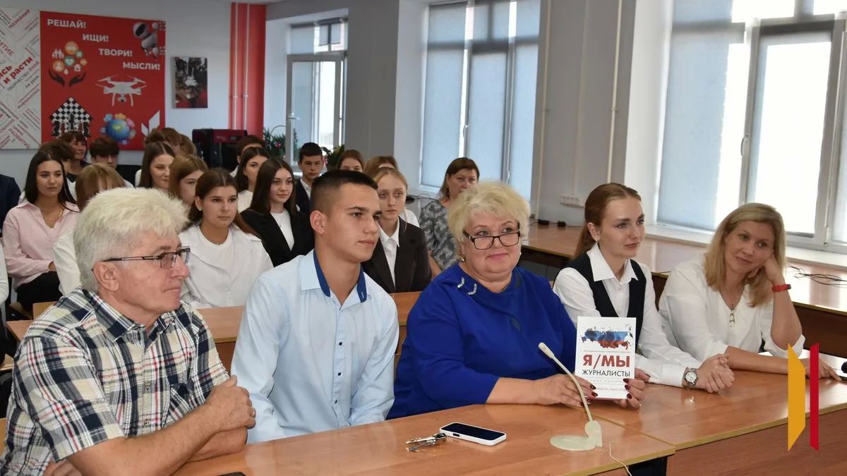 Секретарь Союза журналистов России Владимир Касютин презентовал книгу о работе СМИ кантемировским школьникам Секретарь Союза журналистов России Владимир Касютин презентовал книгу о работе СМИ кантемировским школьникам