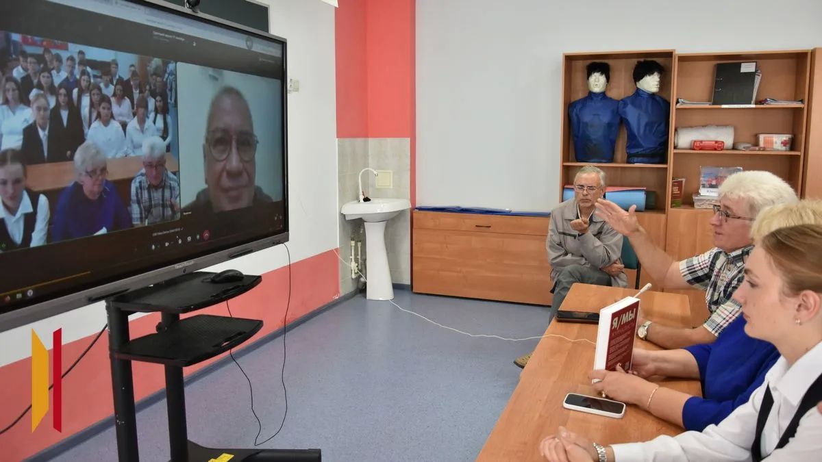 Секретарь Союза журналистов России Владимир Касютин презентовал книгу о работе СМИ кантемировским школьникам Секретарь Союза журналистов России Владимир Касютин презентовал книгу о работе СМИ кантемировским школьникам