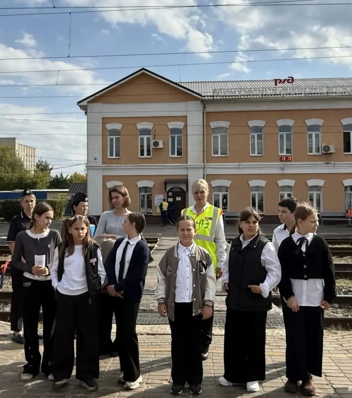 На вокзале станции Мичуринск-Воронежский сотрудники транспортной полиции во взаимодействии с представителем общественного совета при ЛО МВД России на станции Мичуринск - начальником вокзала Валерием Гориным организовали... На вокзале станции Мичуринск-Воронежский сотрудники транспортной полиции во взаимодействии с представителем общественного совета при ЛО МВД России на станции Мичуринск - начальником вокзала Валерием Гориным организовали...
