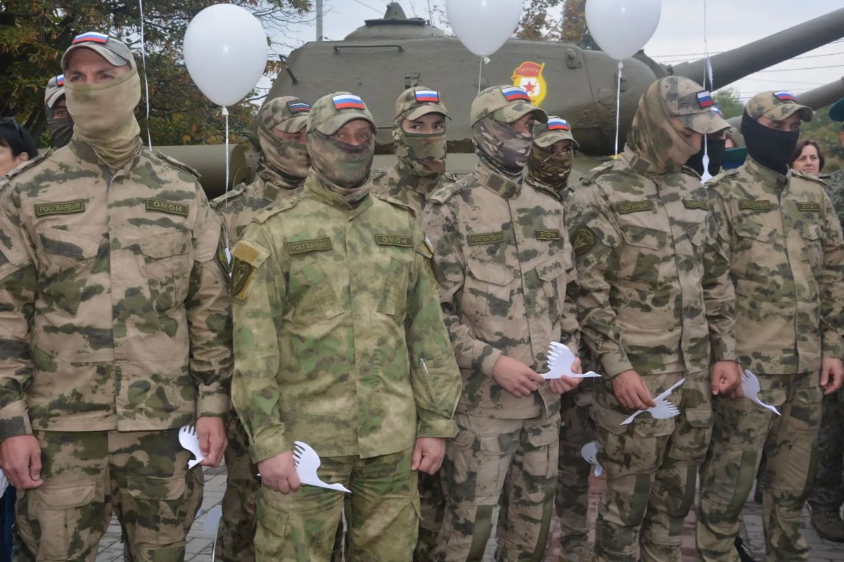 «Не умирали вовсе те солдаты, а принимали облик журавлей…» «Не умирали вовсе те солдаты, а принимали облик журавлей…»