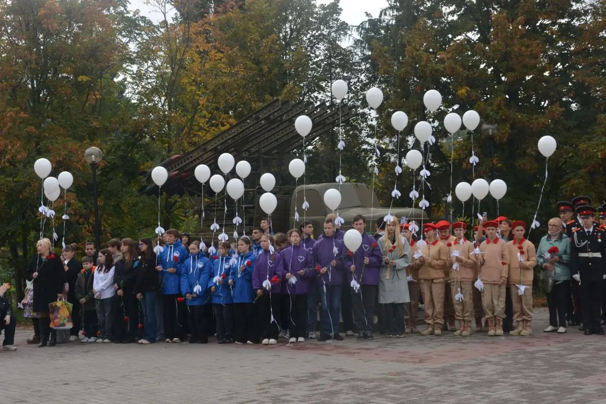 «Не умирали вовсе те солдаты, а принимали облик журавлей…» «Не умирали вовсе те солдаты, а принимали облик журавлей…»